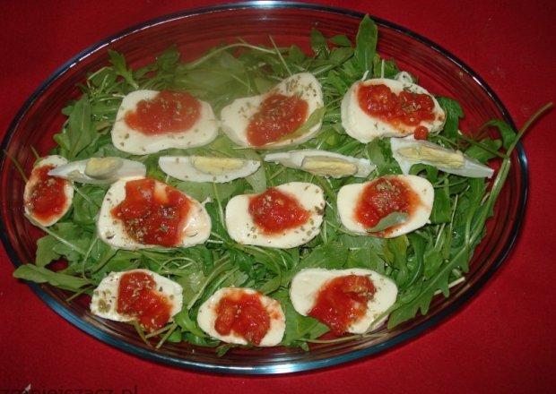 Fotografia przedstawiająca Rucola z mozarelą i  pomidorami z puszki