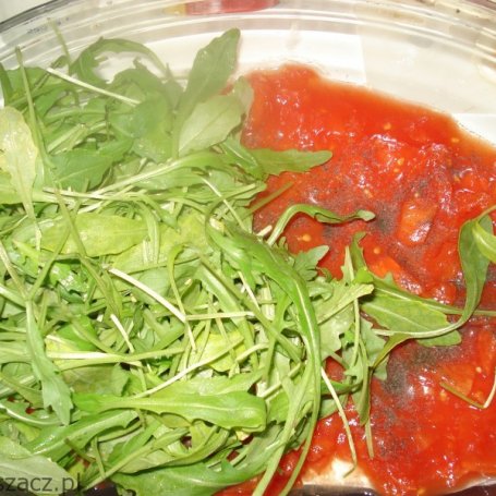 Krok 2 - Rucola z mozarelą i  pomidorami z puszki foto