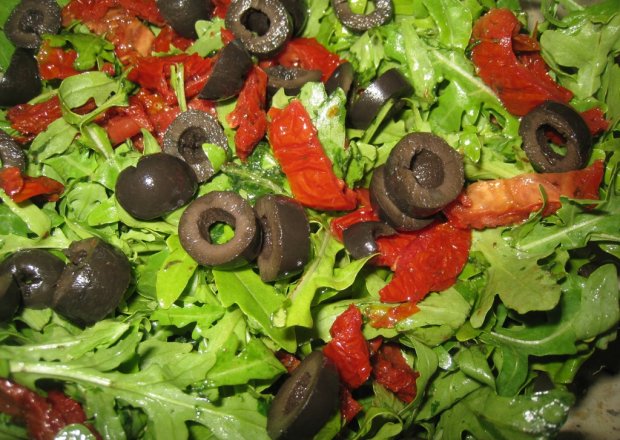 Fotografia przedstawiająca Rucola z pomidorami i oliwkami