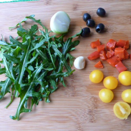 Krok 1 - Rukola z cebulą, papryką i oliwkami foto