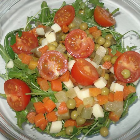 Krok 2 - Rukola z mieszanką warzywną, Camembertem i kiełkami :) foto