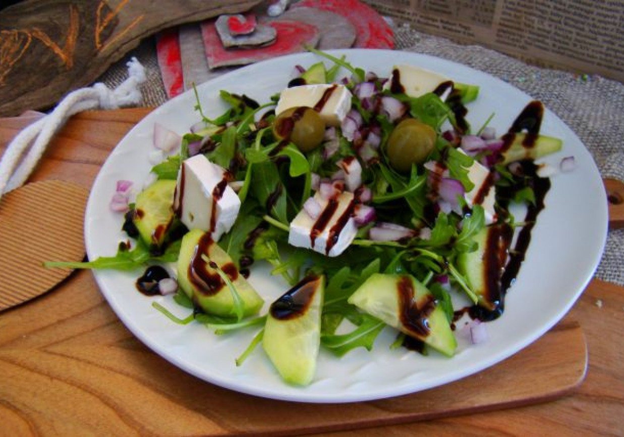 Rukola z ogórkiem zielonym , oliwkami i serem pleśniowym foto
