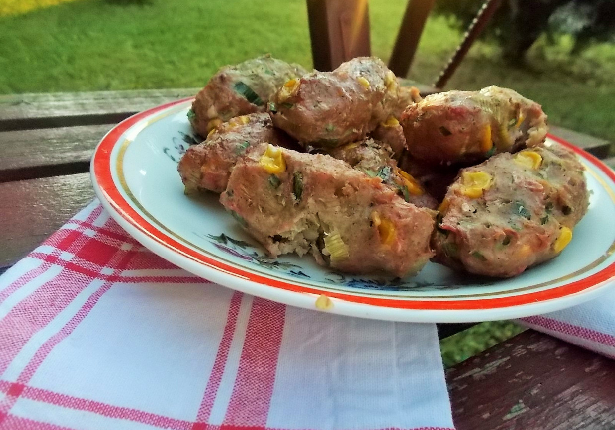Ruloniki z grilla na mięsie mielonym foto