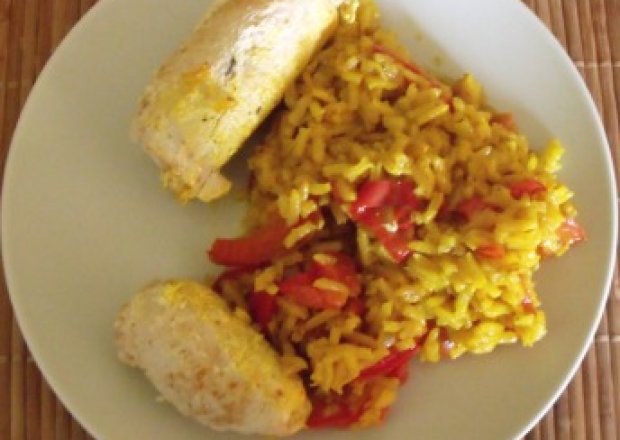 Fotografia przedstawiająca Ruloniki z kurczaka z żółtym ryżem