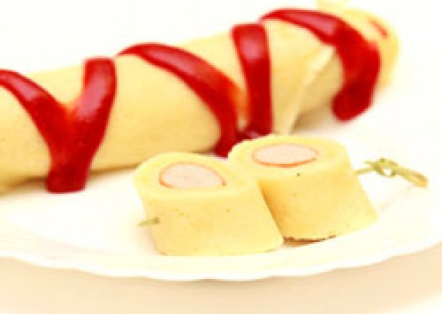 Fotografia przedstawiająca Ruloniki z parówką, serem i ketchupem