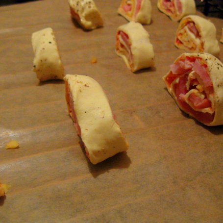 Krok 4 - Ruloniki z serem i szynką w cieście francuskim foto