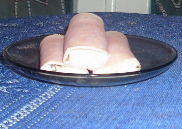 Fotografia przedstawiająca Rulony z szynki z farszem serowo-warzywnym