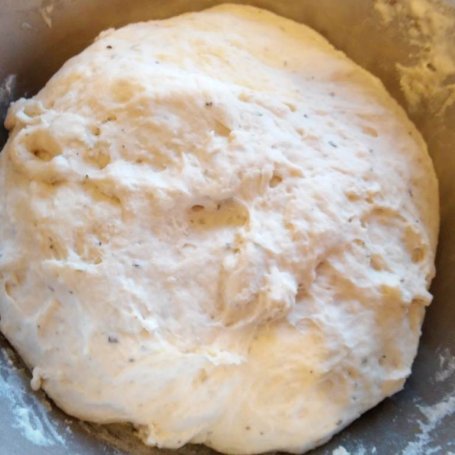 Krok 2 - Rumiana pizza z mozzarellą, pieczarkami i boczkiem na ziołowym spodzie foto