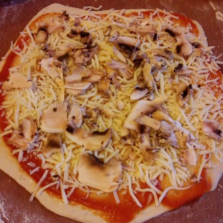 Krok 3 - Rumiana pizza z mozzarellą, pieczarkami i boczkiem na ziołowym spodzie foto