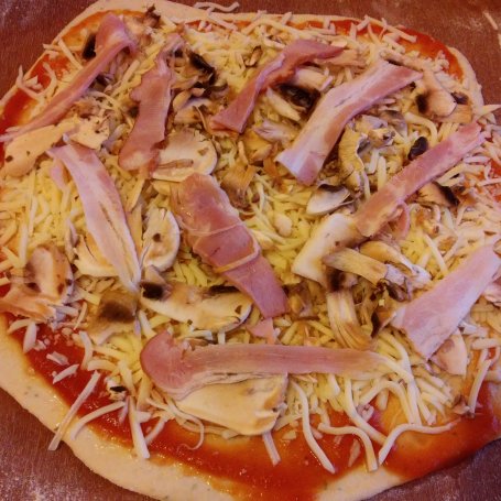 Krok 4 - Rumiana pizza z mozzarellą, pieczarkami i boczkiem na ziołowym spodzie foto