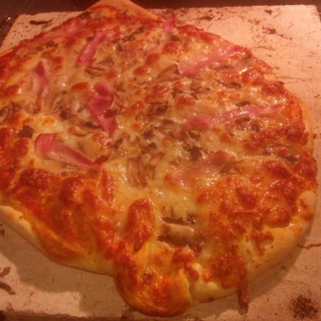 Krok 5 - Rumiana pizza z mozzarellą, pieczarkami i boczkiem na ziołowym spodzie foto