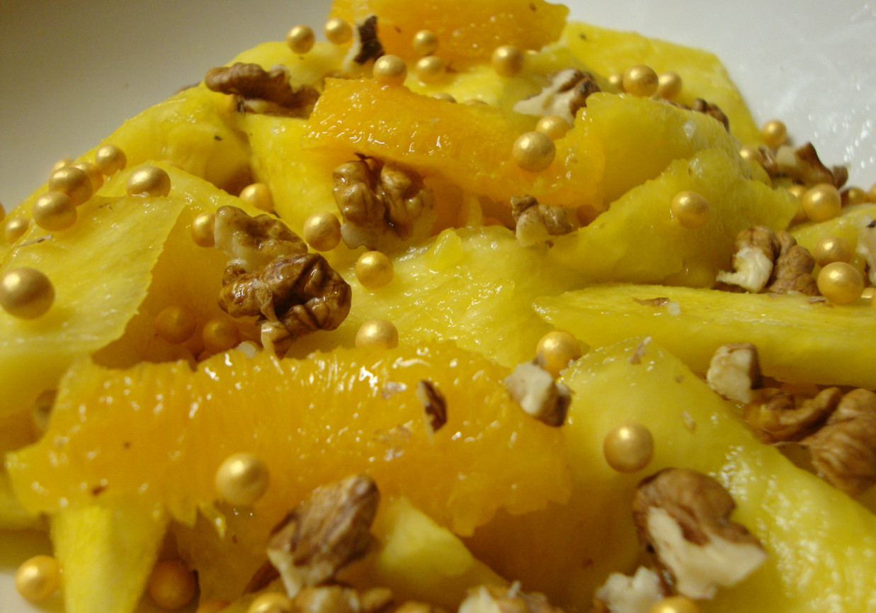 Rumowa sałatka orzechowa z ananasem i pomarańczą foto