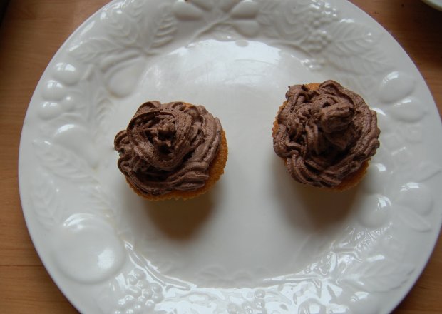 Fotografia przedstawiająca rumowe muffiny z kremówkową czekoladą