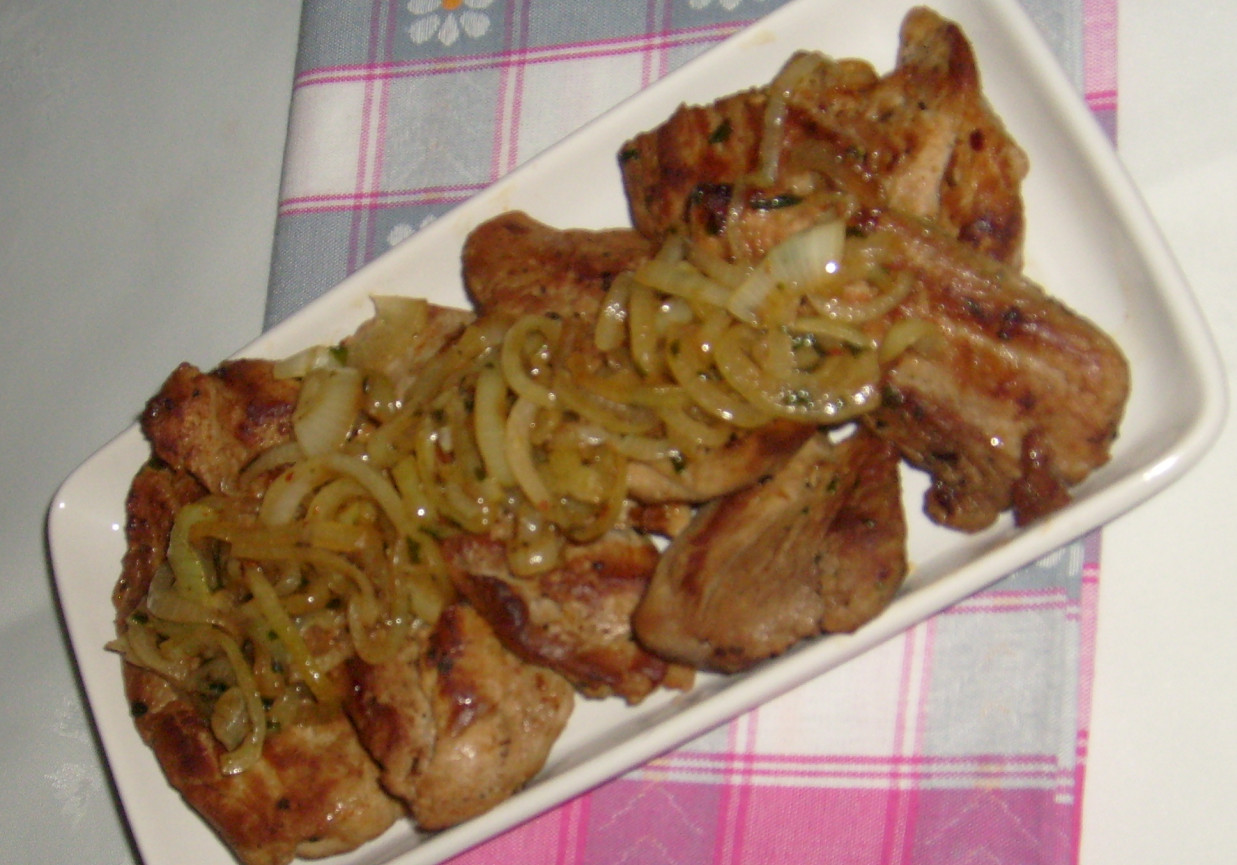 Rumsztyk z polędwiczki wieprzowej z cebulką i przyprawami foto