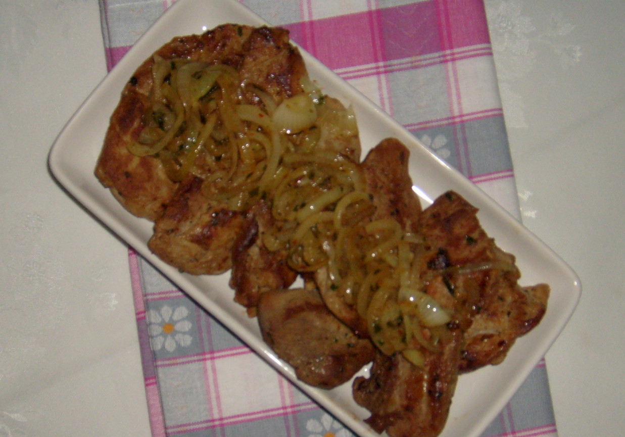 Rumsztyk z polędwiczki wieprzowej z cebulką i przyprawami foto