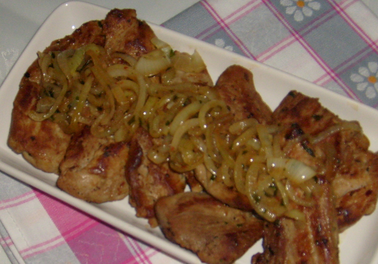 Rumsztyk z polędwiczki wieprzowej z cebulką i przyprawami foto