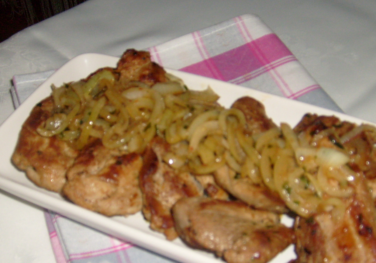 Rumsztyk z polędwiczki wieprzowej z cebulką i przyprawami foto