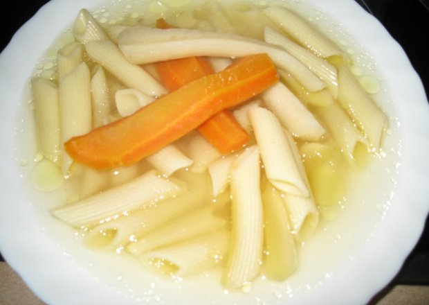 Fotografia przedstawiająca Rurki w zupie cebulowej