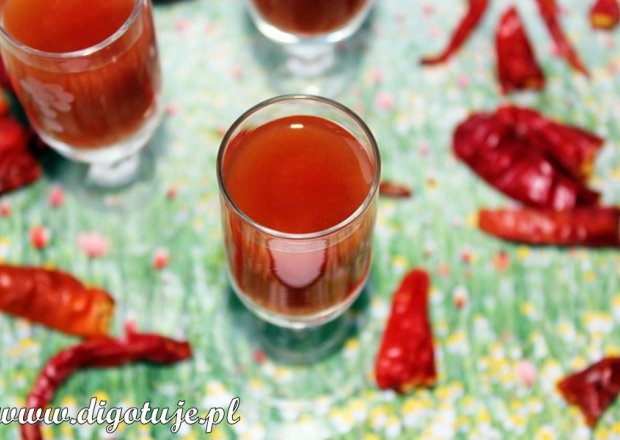 Fotografia przedstawiająca Russian Bloody Mary/Rosyjska Krwawa Marysia - shot z sokiem pomidorowym