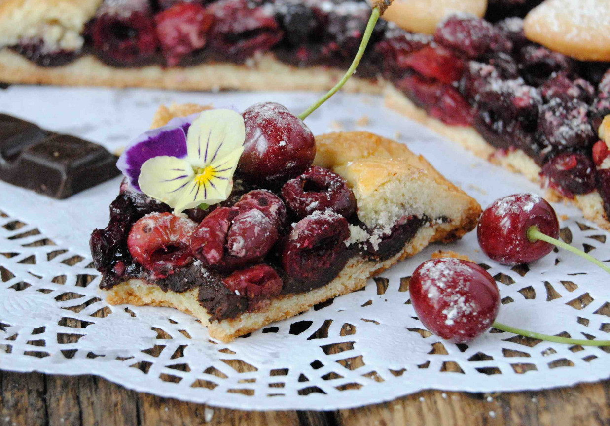 Rustykalna tarta czereśniowo- czekoladowa foto