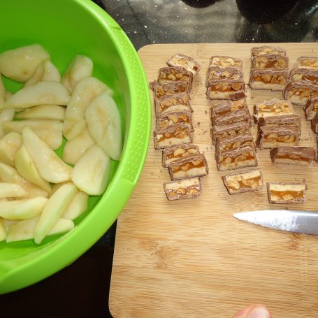 Krok 1 - Rustykalna tarta z gruszkami, chrupiącymi orzeszkami i czekoladą foto