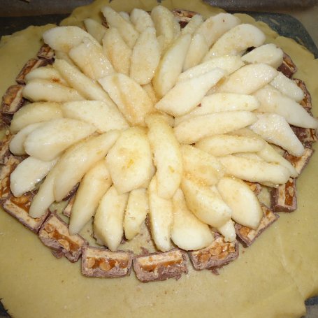 Krok 4 - Rustykalna tarta z gruszkami, chrupiącymi orzeszkami i czekoladą foto