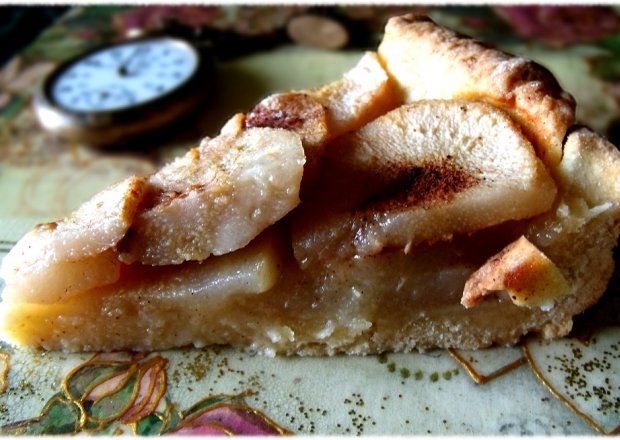 Fotografia przedstawiająca Rustykalna tarta z gruszkami i cynamonem