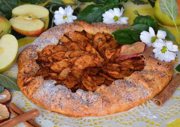 Fotografia przedstawiająca Rustykalna tarta z jabłkiem, imbirem i nutą cynamonu