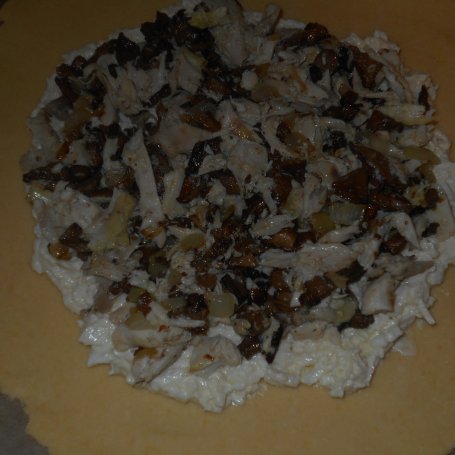 Krok 6 - Rustykalna tarta z kurczakiem, kurkami i serem foto