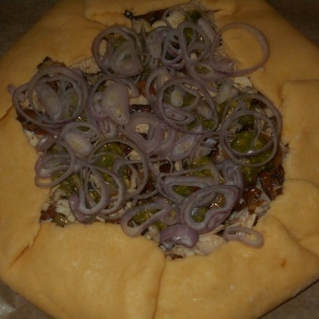 Krok 7 - Rustykalna tarta z kurczakiem, kurkami i serem foto