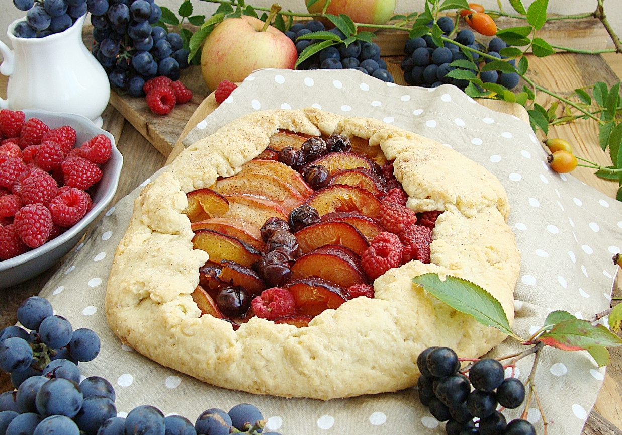 Rustykalna tarta z owocami jesieni foto