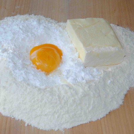 Krok 1 - Rustykalna tarta z rabarbarem i różą foto