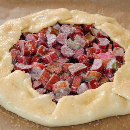 Krok 6 - Rustykalna tarta z rabarbarem i różą foto
