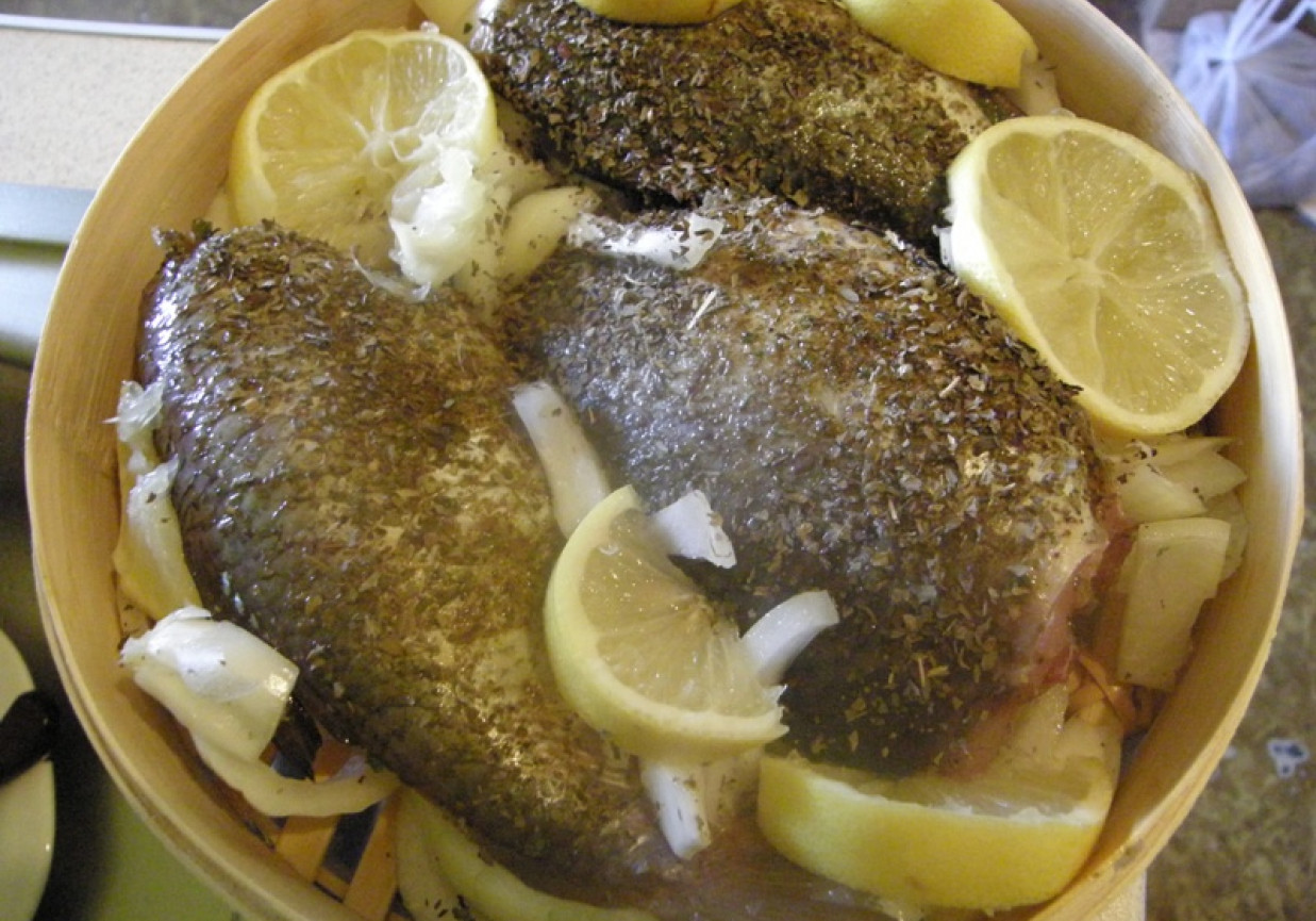 ryba gotowana na parze z suszonymi ziołami i cytryną foto