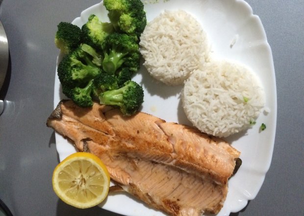 Fotografia przedstawiająca Ryba łosoś z ryżem i brokułem .