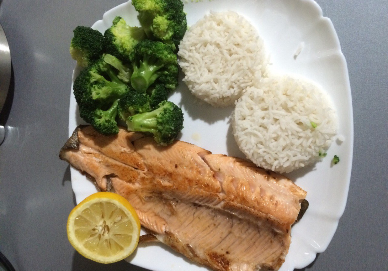 Ryba łosoś z ryżem i brokułem . foto