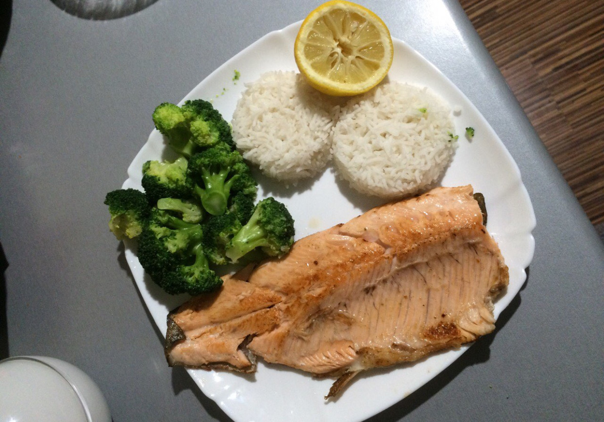 Ryba łosoś z ryżem i brokułem . foto