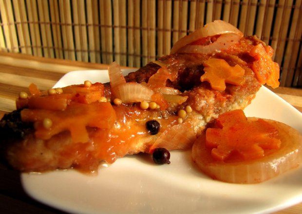 Fotografia przedstawiająca Ryba marynowana w pomidorach