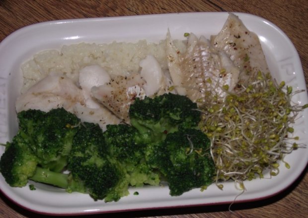 Fotografia przedstawiająca Ryba na parze z brokułem i kiełkami