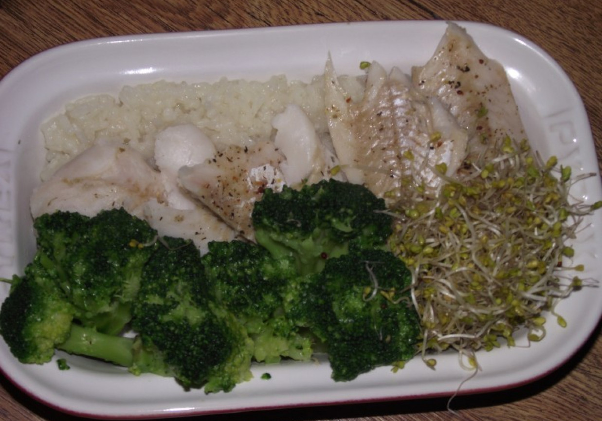 Ryba na parze z brokułem i kiełkami foto