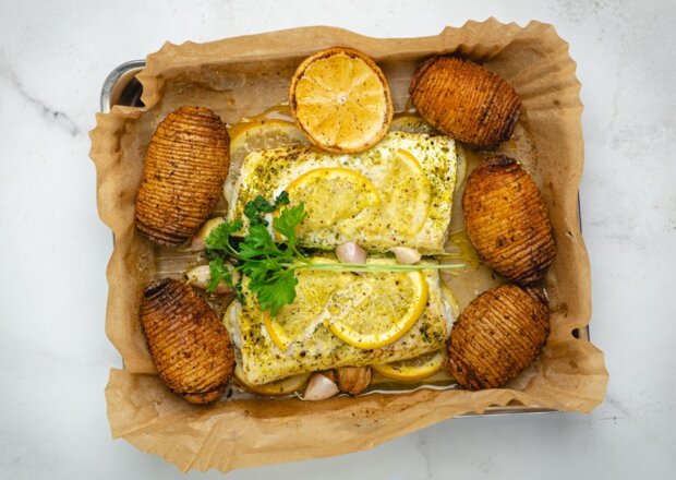 Fotografia przedstawiająca Ryba na parze zamknięta w papierze do pieczenia