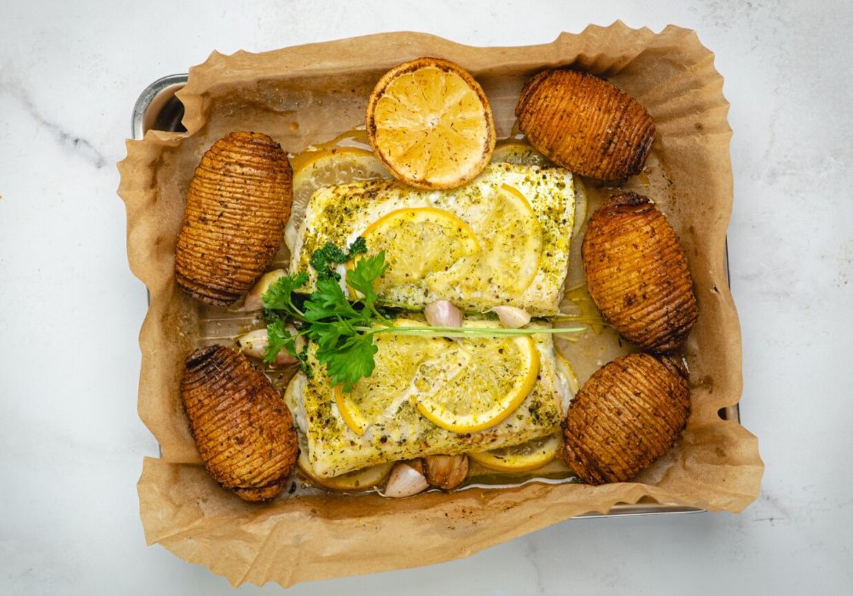 Ryba na parze zamknięta w papierze do pieczenia foto