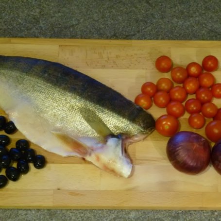 Krok 1 - Ryba na pomidorach i czerwonej cebuli foto
