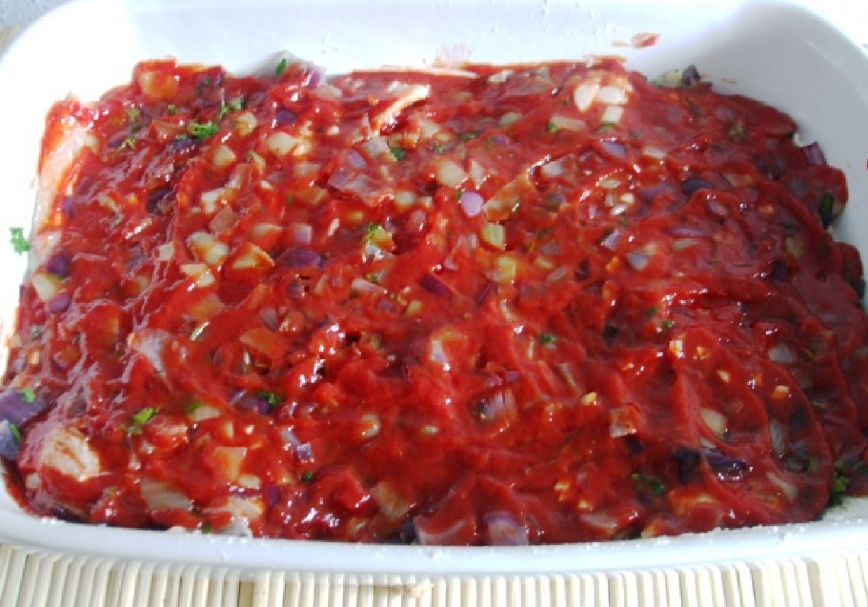 Ryba pieczona pod pierzynką pomidorową foto