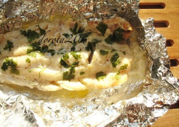 Fotografia przedstawiająca Ryba pieczona z masłem i natką pietruszki