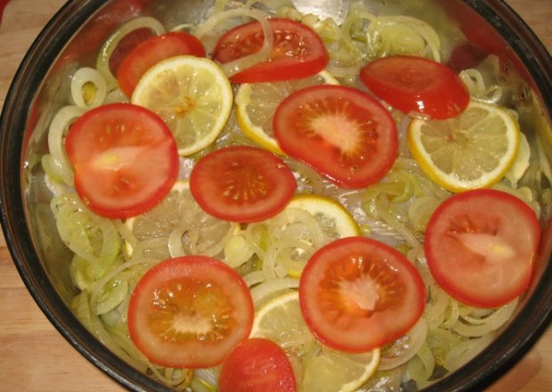 Fotografia przedstawiająca Ryba pieczona z pomidorem po grecku