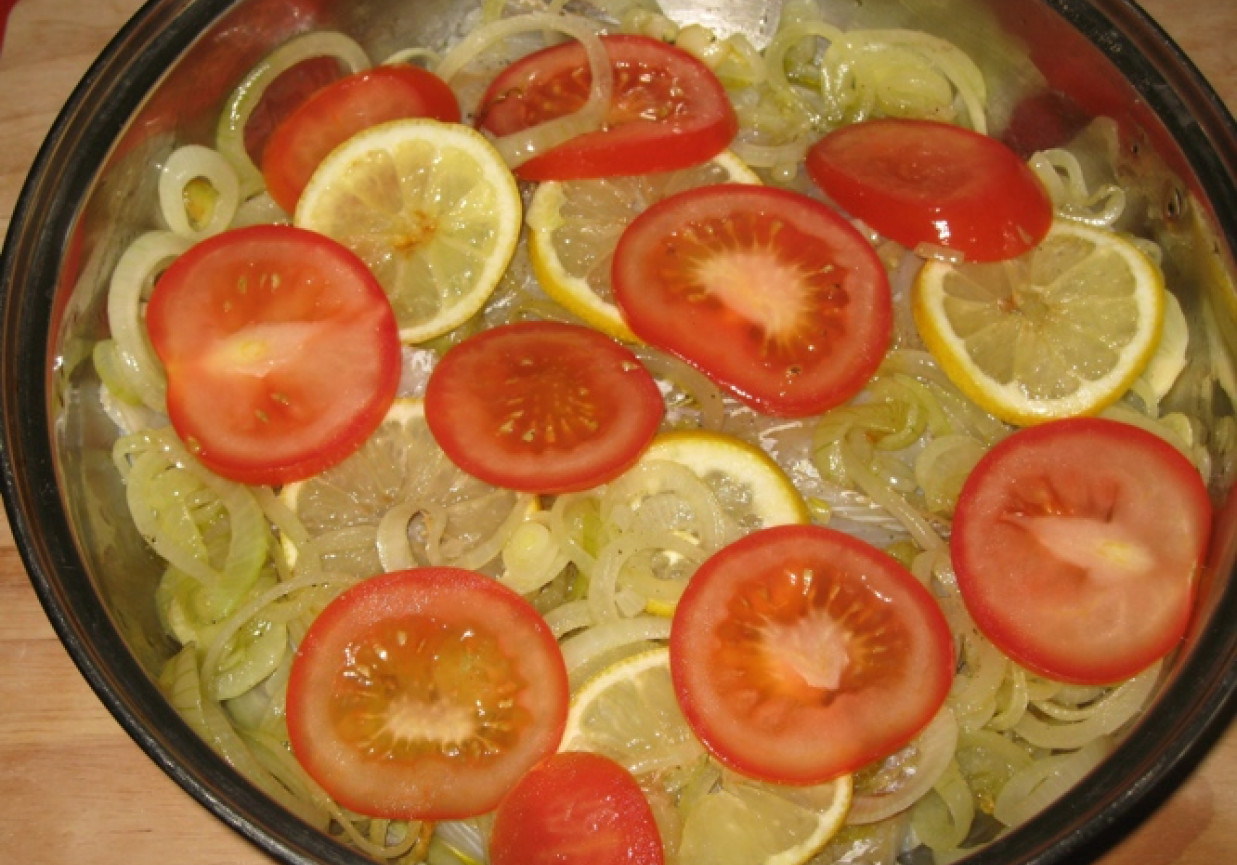 Ryba pieczona z pomidorem po grecku foto