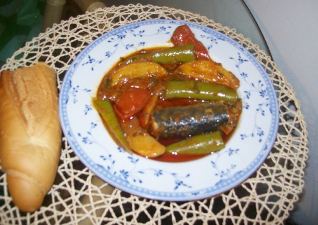 Fotografia przedstawiająca Ryba  pieczona z ziemniakami w sosie