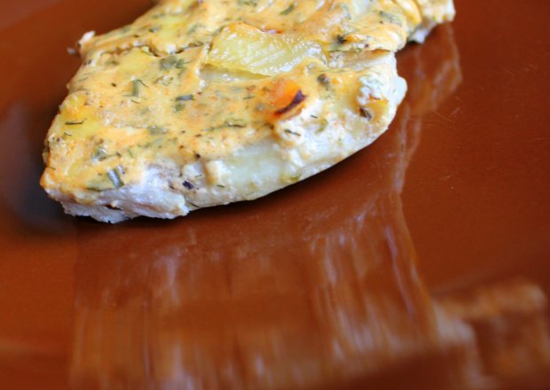Fotografia przedstawiająca Ryba pod sosem śmietanowo - serowym