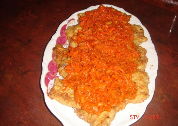Fotografia przedstawiająca Ryba smażona z marchewką